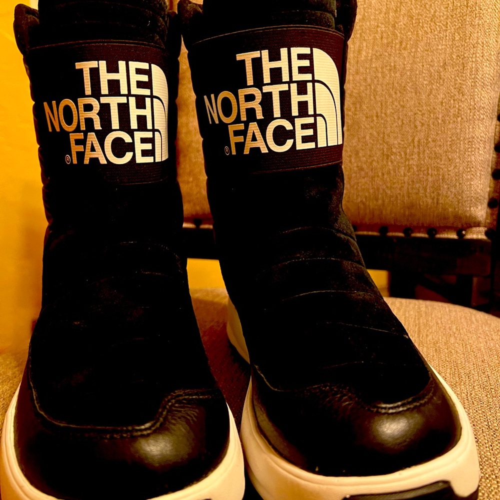 Black North Face women’s snow boots . Never worn size 7